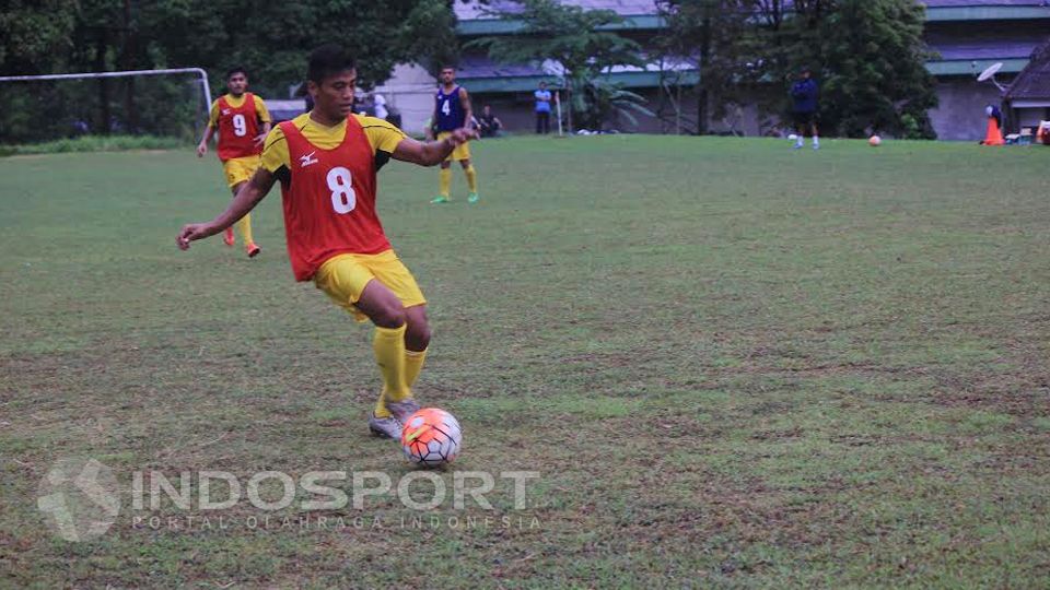 Gelandang Semen Padang, Irsyad Maulana mengontrol bola dalam sesi latihan. Copyright: &copy; Taufik Hidayat/INDOSPORT